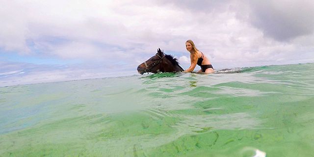 Romantic sunset horse riding on the riambel beach (10)
